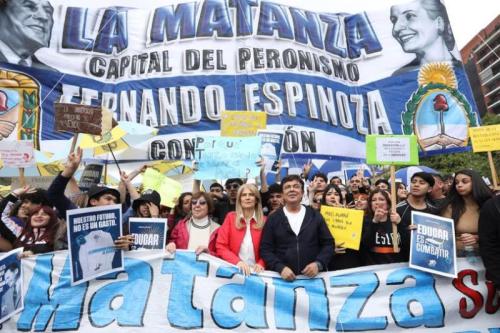 Espinoza marchó junto a estudiantes por la educación
